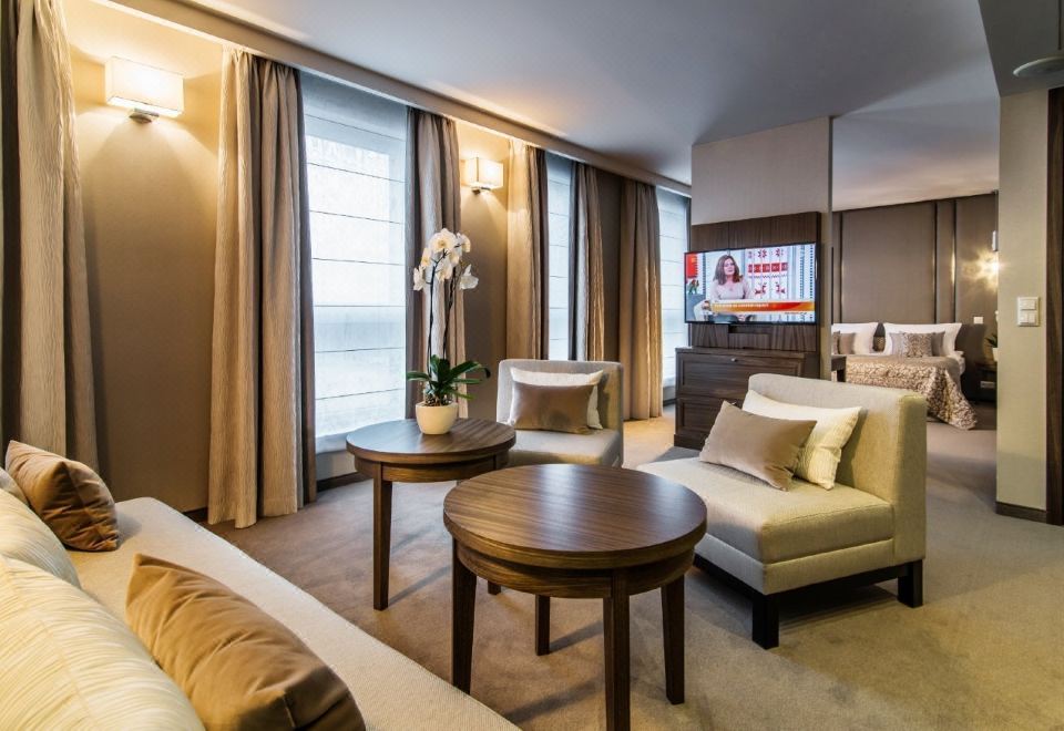 [에어포트 호텔 오케시의 깨끗하고 넓은 객실 내부]