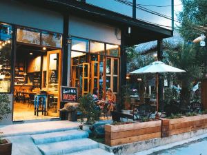 Bloom Cafe & Hostel