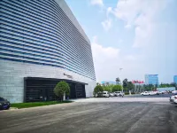 Hai Tian Grand Theatre Hotel Отели рядом с достопримечательностью «Крыша Большого Пальца»