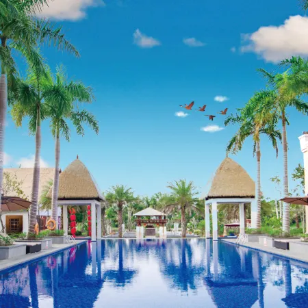 Xinglong Ramada Hot Spring Resort Wanning