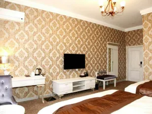Anna Autumn Manor