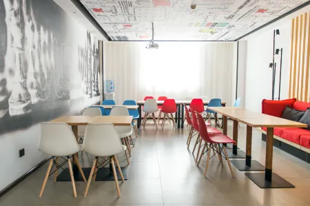 Ibis Hotel (Chengdu Wuhou Temple Jinli) Отели рядом с достопримечательностью «Chengdu Wuhou Jinhuaqiao Residential District Jinfeng Community Cultural Center»