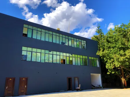 Earth Hotel of Yuanmou Отели рядом с достопримечательностью «Langbapu Earth Forest (Xinhua Earth Forest)»