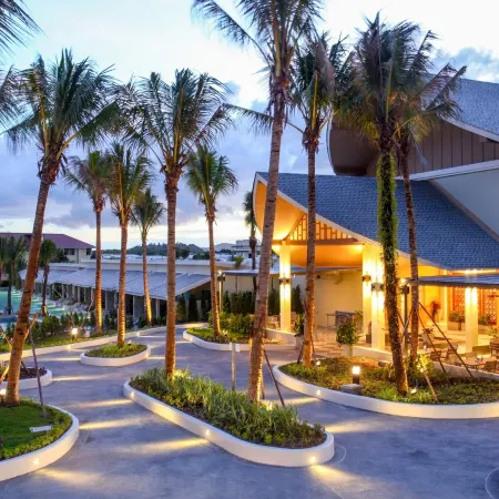 CRAFT Resort & Villas, Phuket Town-scheduled shuttle to Phuket old town Отели рядом с достопримечательностью «Порт Ратсада»