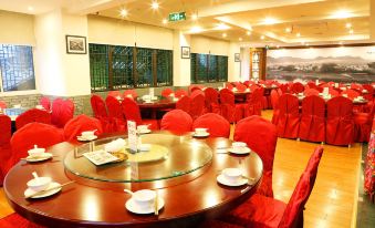 Huahong Hotel (Jiuhuashan Qingyang RT-Mart)