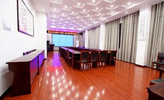 Tianlun Huangchao Fashion Hotel (Hubei University of Science and Technology)