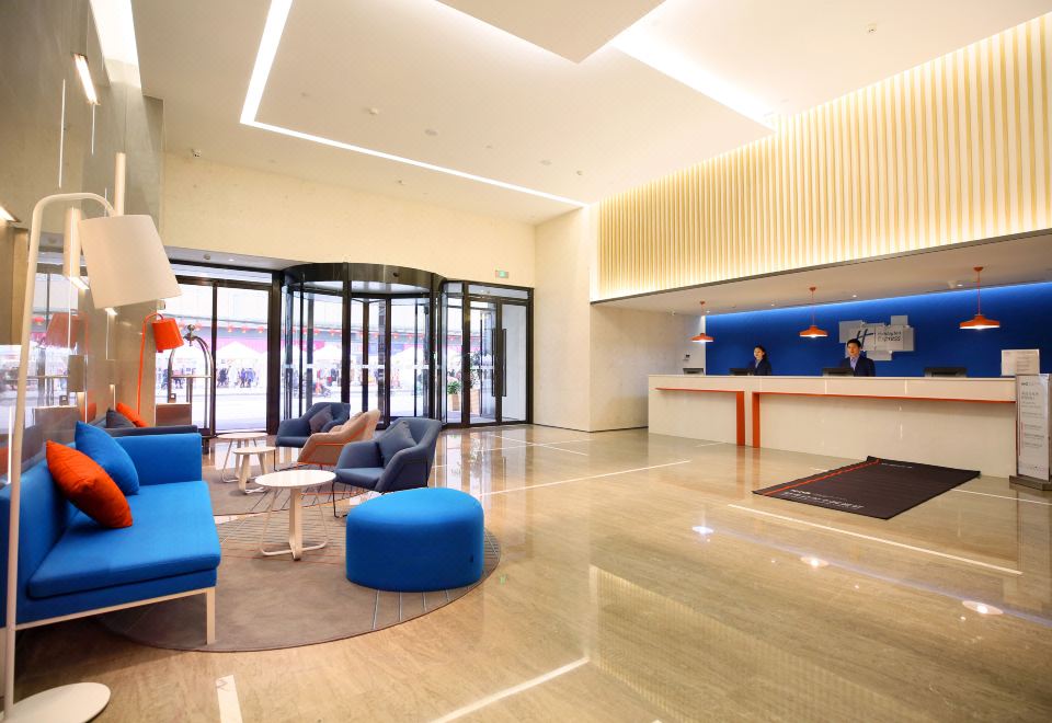 3. 홀리데이 인 익..