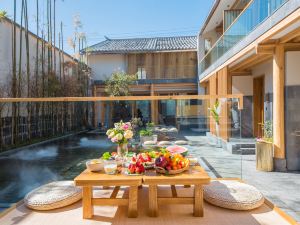 Floral Hotel· Yunbian Hot Spring Hotel (Tengchong Heshun Ancient Town Store)