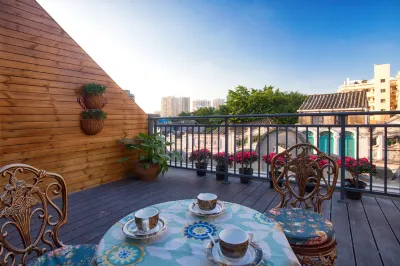 Haikou Monet Garden French Light Luxury Hostel (Qilou Old Street)