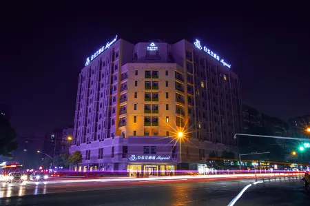 Magnotel Hotel (Wuhan Wushang Dream Times Baotong Temple Subway Station)