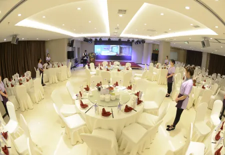 Lavande Hotel (Shenyang North Railway Station People's Square) Отели рядом с достопримечательностью «CPC's Manchuria Provincial Committee Site»