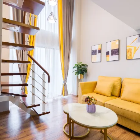 Chongqing Evening Language Loft Duplex Boutique Hotel (Guanyinqiao Longhu Xinyi Street) Отели рядом с достопримечательностью «Чунцинский детский парк»