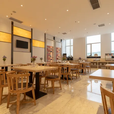 Lavande Hotel (Xinji Lucheng Commercial Plaza)