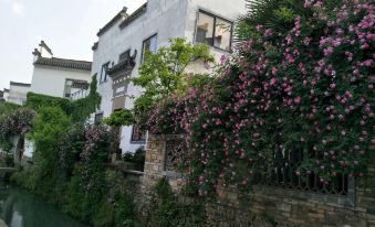 Huangshan North Station Inn