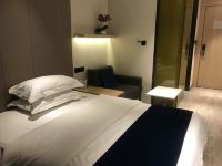 荣居酒店(上海植物园店) - 轻奢大床房