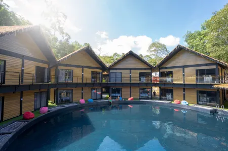 A Coral Reefs Resort Отели рядом с достопримечательностью «Duyong Island»