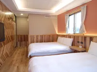 Mountain Traveler Hotels near Cingjing Farm