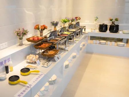 Lavande Hotel (Yibin University Town Convention and Exhibition Center) Отели рядом с достопримечательностью «Li Zhuang Lv You»