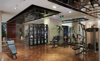 A spacious room with an indoor gym area and floor-to-ceiling windows is located in the center at Bai Fu Yi Hotel