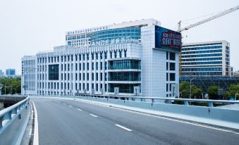 Lavande Hotel (Ningbo South Railway Station North Square)