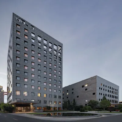 Xinchang Wozhou Junyi Hotel Hotels near Jiangbin Park