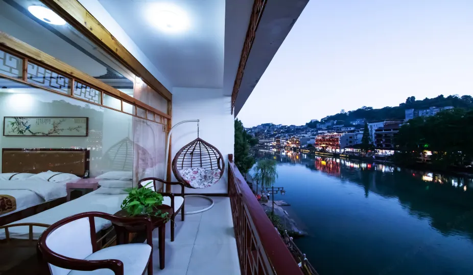 Tuojiang Yinxiang River-view Inn