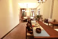 Xinxiang Jinguhu Lake Hotel (Bridge Yue Times Square Store, Hongqi District) Hotels in Xinxiang