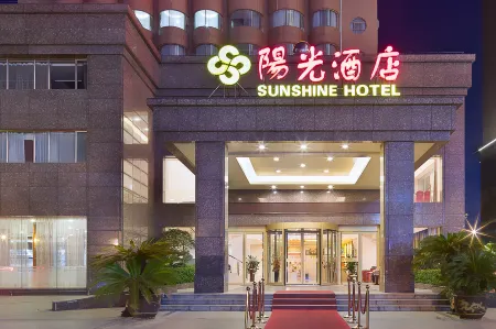 Sunshine Hotel Отели рядом с достопримечательностью «Taiyi Statue of God»