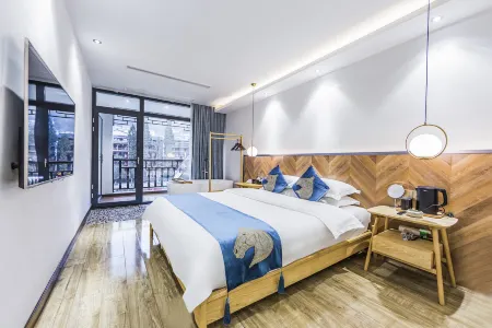Yishe Huakai Light Luxury River View Hostel