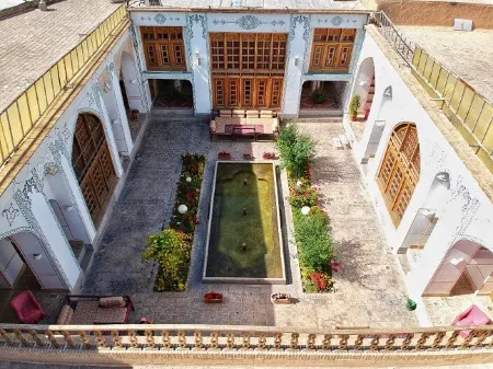 Isfahan Traditional Hotel Отели рядом с достопримечательностью «Хашт-бехешт»