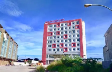 Favehotel Hasyim Ashari Tangerang Отели рядом с достопримечательностью «TPQ Ar Riyad»