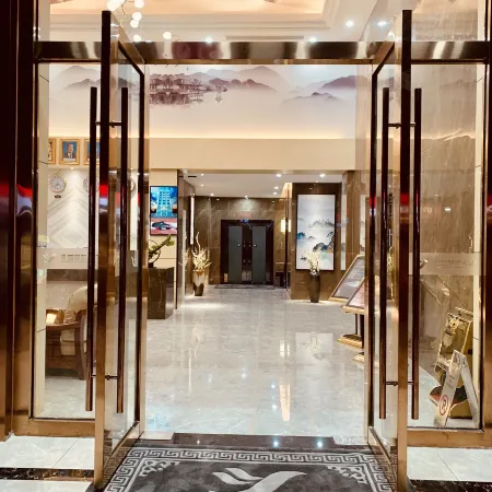 Youngsun Hotel Отели рядом с достопримечательностью «Памятник «Золотой лев»»