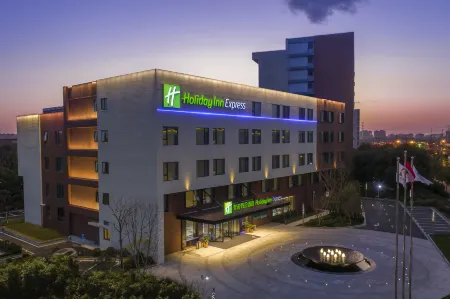 Holiday Inn Express Shanghai International Tourism Resort Отели рядом с достопримечательностью «Shanghai University of Medicine & Health Sciences (Pudong Campus)»