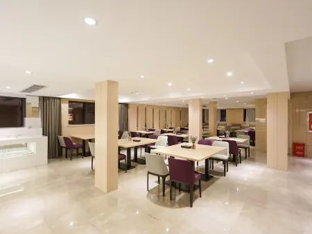 Lavande Hotel (Wuhan Jinyin Lake University of Light Industry) Отели рядом с достопримечательностью «Jinyin Lake Wetland Park»