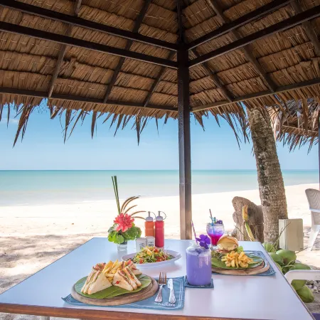 ThaiLife Wellness & Meditation Resort Отели рядом с достопримечательностью «Пляж Бангсак»