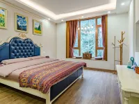 Floral Hotel · Linyuan Xiaozhu hotel (Wuyuan High Speed Railway Station Store) Hotels near Wuyuan Railway Station