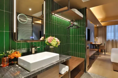 Orange Hotel (Shanghai Nextage, Pudian Road Metro Station)