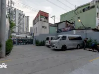 IHotel Uptown BGC Hotels near Serendra