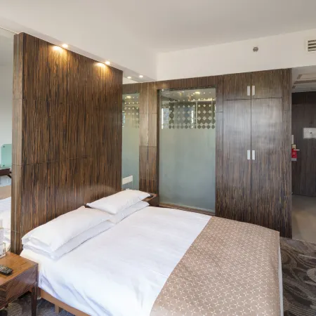 City Hotel Отели рядом с достопримечательностью «Торговый центр Westgate»