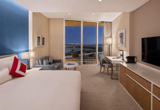 JA Lake View Hotel의 모던한 수영장과 호텔 건물