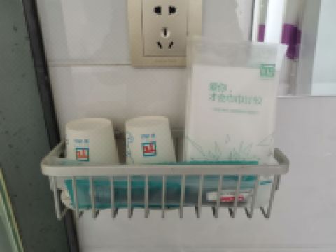 派酒店(临夏中心广场店) - 惠选大床房(无窗)