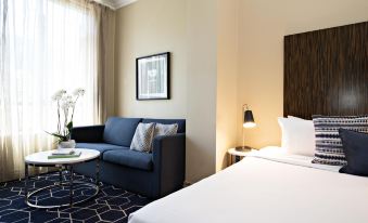 7. Hotel Di..