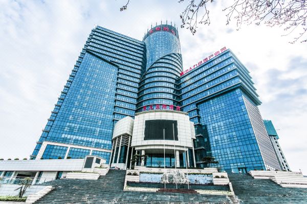 开业:2019淄博泉龙国际酒店坐落于博山地标型建筑龙泉科技大厦,酒店