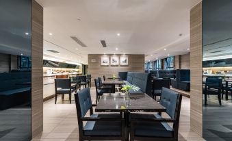 dining, including tables and chairs in the center and additional seating areas at Yunrui Hotel, Zhongshan Park, Shanghai