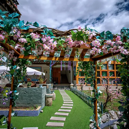 Dear Zhaizhai Hot Spring Hostel