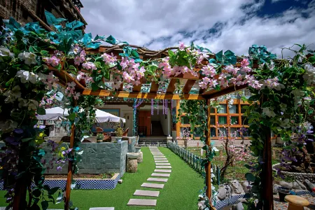 Dear Zhaizhai Hot Spring Hostel Отели в г. Даочжен