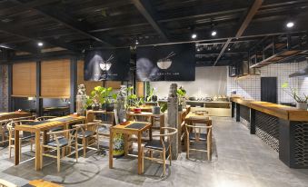 QiannaLvTu Hotel (Xinxiang University City)