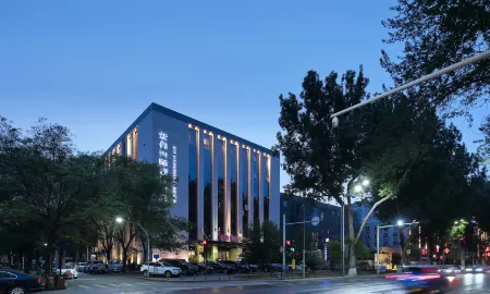 Ziyu International Holiday Hotel Отели рядом с достопримечательностью «Tianxiadiyi Chenghuangmiao Sceneic Area»