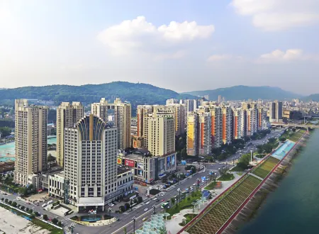 Celebrity City Hotel Отели рядом с достопримечательностью «Yibin Vocational and Technical College»