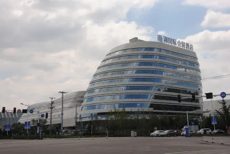 Nanhu International Convention and Exhibition Hotel Отели рядом с достопримечательностью «Tangshan Nan Hu Kailuan Scenic Area»
